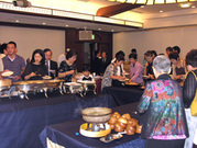 懇親会では、皆リラックスして美味しい料理に舌つづみ