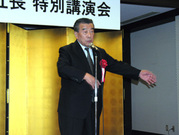 懇親会での畠中社長のあいさつは第一部とは違ってユーモアたっぷり