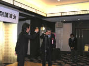 乾杯の音頭は「きせんワールド」社の坂井社長
